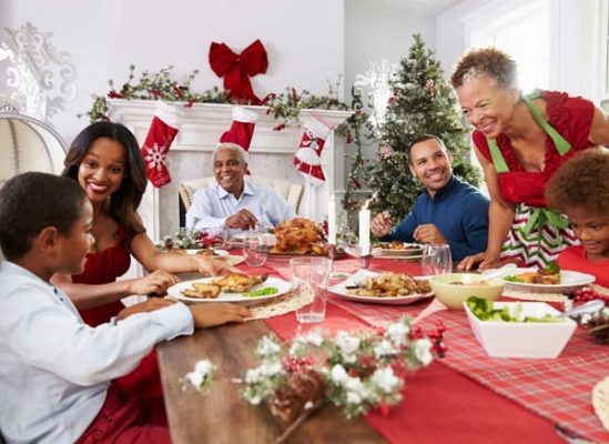 Familia cenando en navidad