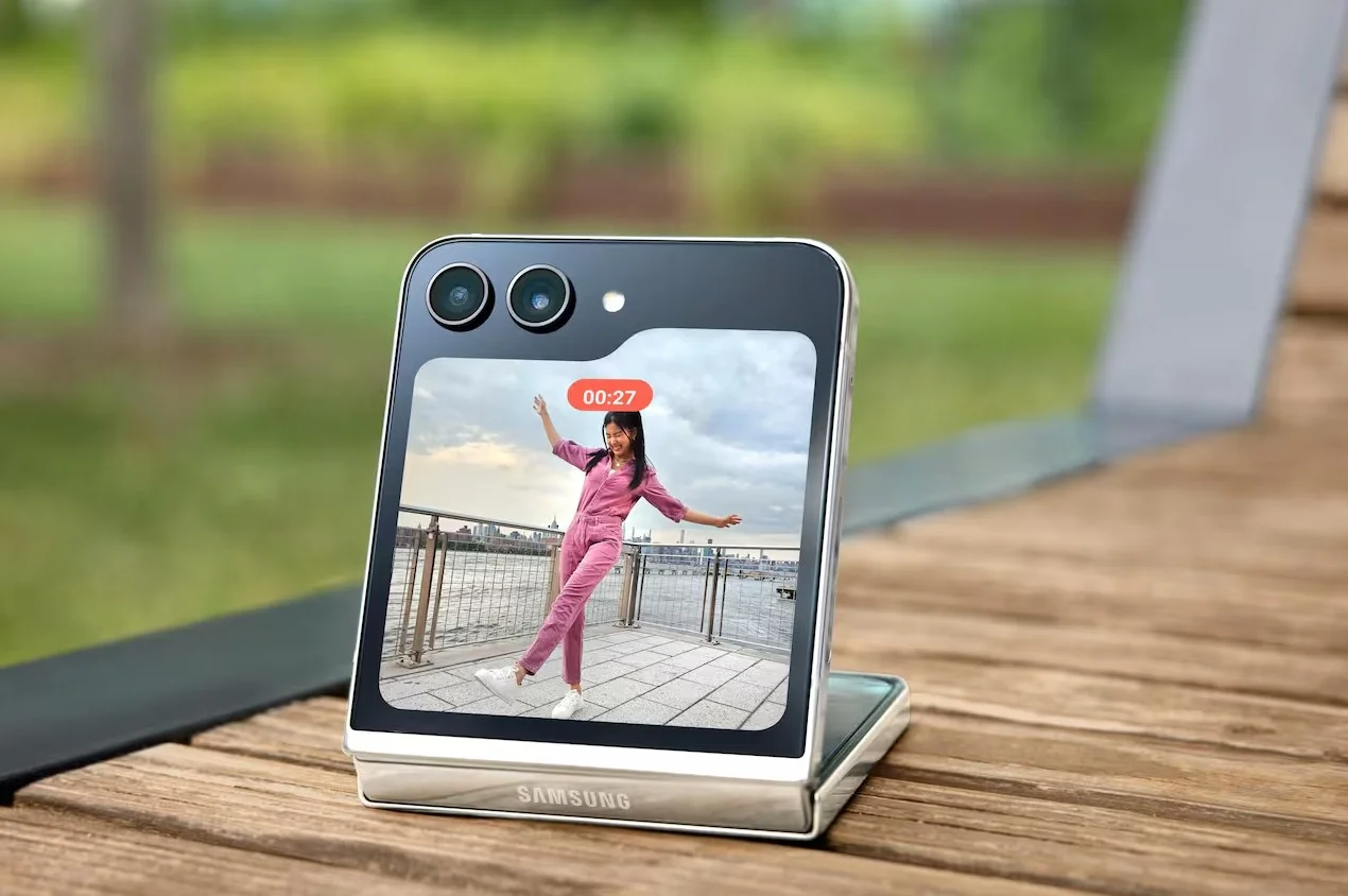 el celular que se dobla como un papel y se pega en la ropa