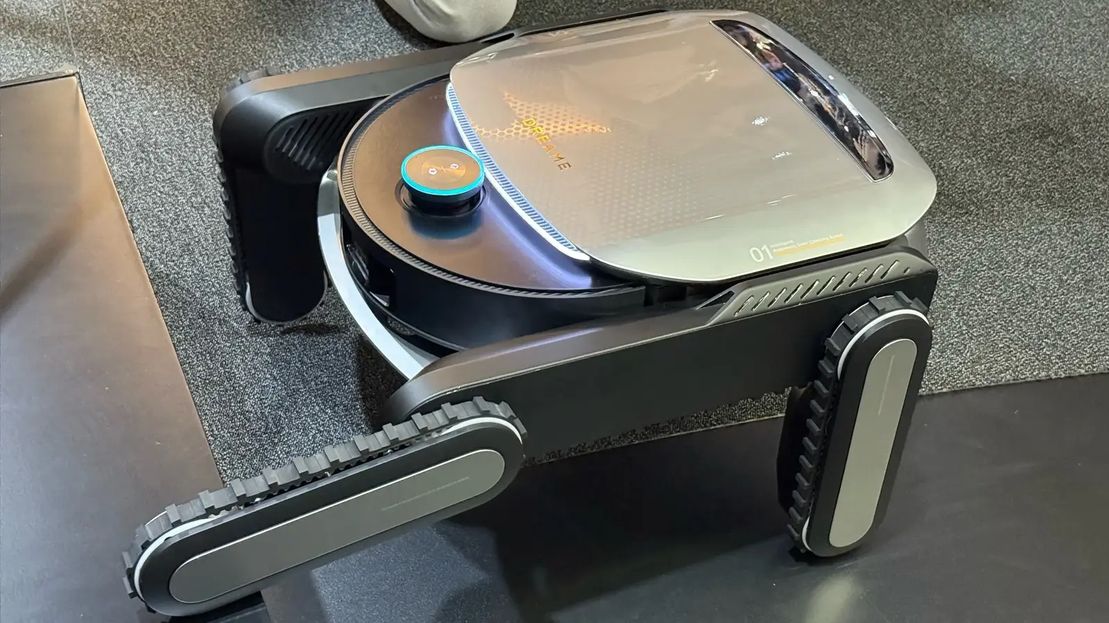 IFA 2025: Dreame sorprende con robots capaces de subir escaleras y cortar césped 4 dreame-cyber-robot.limpia.escaleras