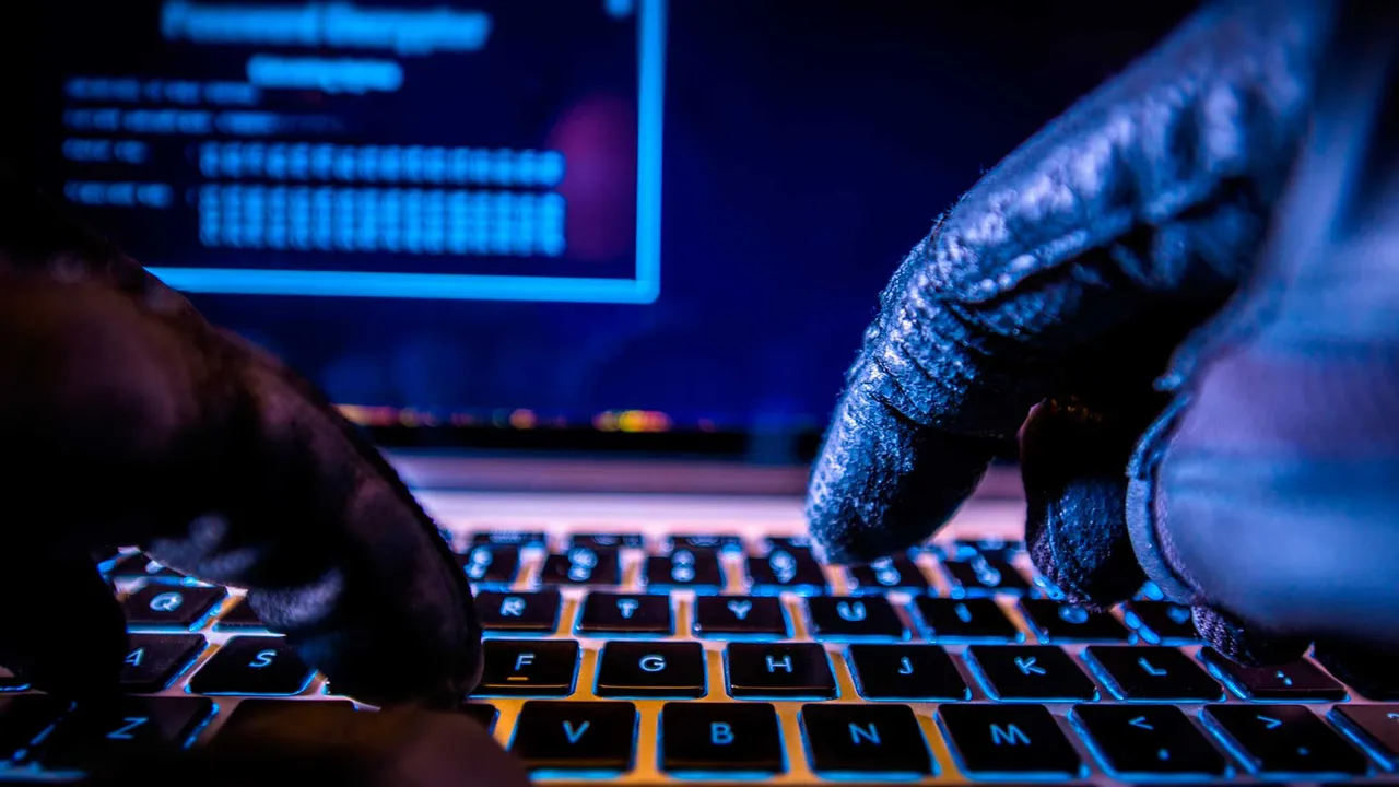 Alerta global: descubren virus escondido dentro de la blockchain que roba tus criptos 5 de-la-seguridad-al-riesgo