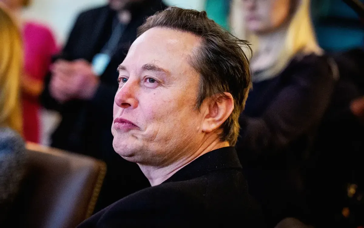 Elon Musk lanza Grokipedia: la enciclopedia con IA que desafía a Wikipedia 5 wikipedia-vs-grokipedia-la-batalla-por-la-transparencia